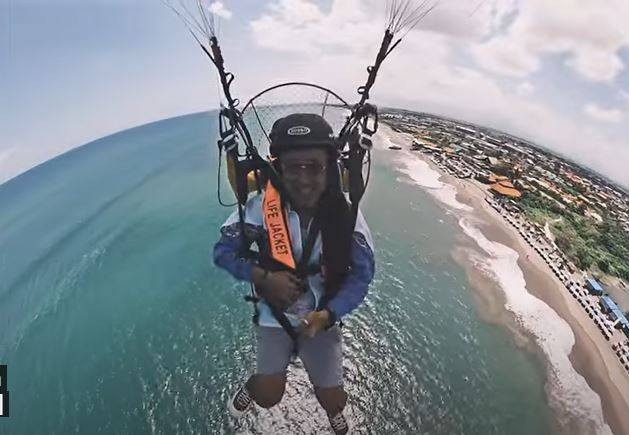 Ras Muhammad saat menyanyi di udara dengan menggunakan paralayang - IST