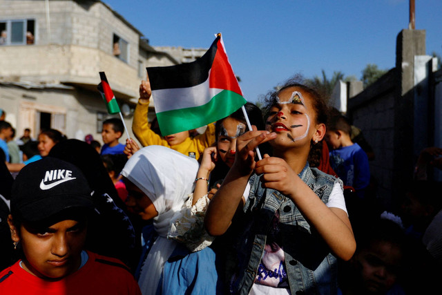 Anak-anak Palestina menonton pertunjukan badut, di Deir al-Balah, Jalur Gaza tengah, 15 Mei 2023. Foto: Ibraheem Abu Mustafa/REUTERS