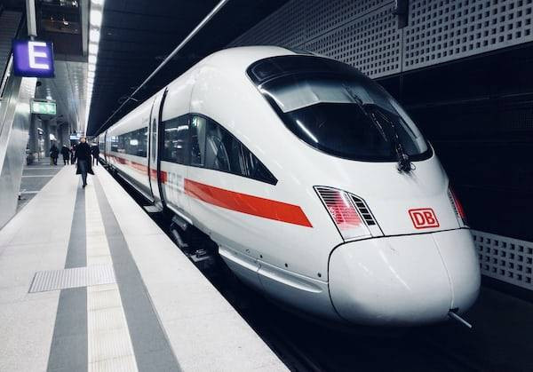 Ilustrasi stasiun kereta terdekat dari Balai Sarbini. sumber: unsplash.com/Daniel Abadia