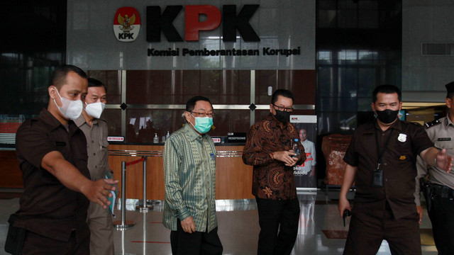 Direktur Utama PT Indal Aluminium Industry atau CEO Maspion Group Alim Markus berjalan keluar usai memenuhi panggilan KPK, Jakarta, Rabu (24/5/2023). Foto: Reno Esnir/ANTARA FOTO