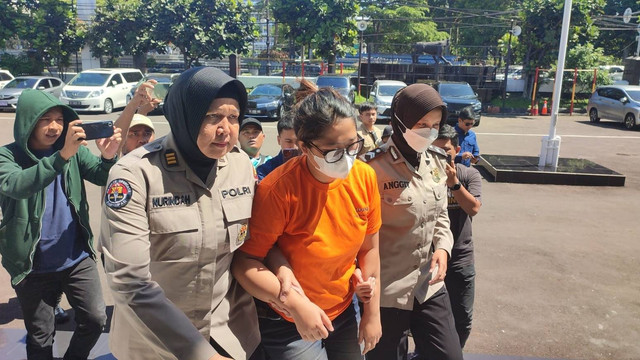 Oknum pegawai jasa travel yang diduga tipu dan gelapkan uang murid SMAN 21 Bandung, saat ditahan, Kamis (25/5/2023).
Foto: Rachmadi Rasyad/kumparan