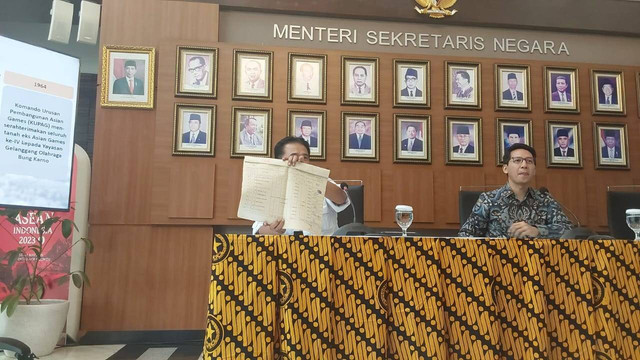 Dokumen asli pembebasan lahan GBK pada tahun 1958 dan putusan PTUN terkait kewajiban PT Indobuildco membayar royalti. Foto: Nadia Riso/kumparan