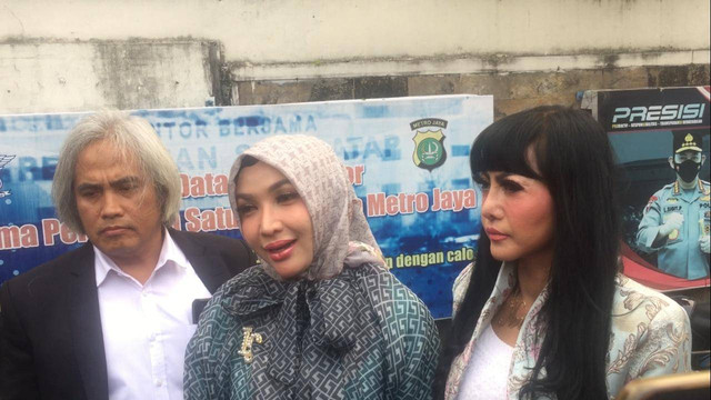Artis Roro Fitria Sambangi Polda Metro Jaya. Foto: Aprilandika Pratama/kumparan