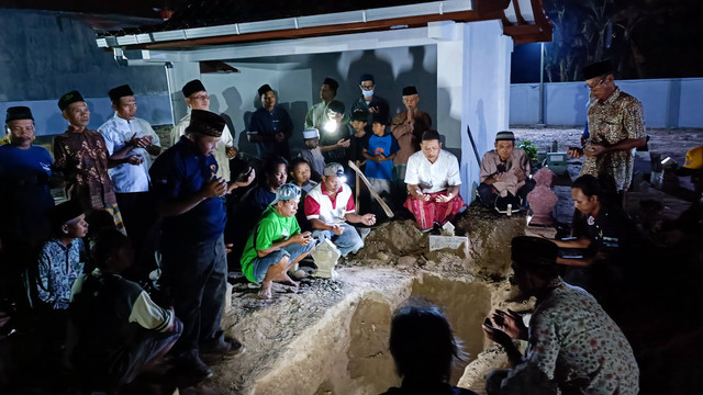 Suasana pemakaman Kuwat Santosa, korban pembunuhan dukun pengganda uang asal Banjarnegara, Jawa Tengah, Slamet Tohari, Kamis (25/5).
Foto: Arfiansyah Panji Purnandaru/kumparan