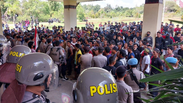Polisi menenangkan massa saat berdemo di Kantor DPRD Kabupaten Sekadau. Foto: Dina Mariana/Hi!Pontianak