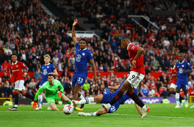 Anthony Martial (kanan) mencetak gol kedua Manchester United dengan sundulannya saat menjamu Chelsea dalam pertandingan Liga Inggris 2022/23 di Stadion Old Trafford, Manchester, Inggris, pada Jumat (26/5). Foto: Molly Darlington/Reuters
