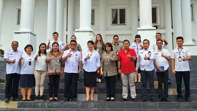 Bupati Kepulauan Sitaro Evangelian Sasingen foto bersama pihak DPRD Sitaro, para pejabat di lingkup Pemkab Kepulauan Sitaro usai kegiatan bersama pihak BPJS Kesehatan Cabang Manado.