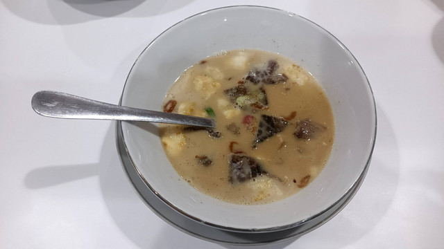 Hidangan di warung Soto Betawi H. Ma'ruf di kawasan Tebet, Jakarta Selatan, Kamis (25/5). Foto: Giovanni/kumparan