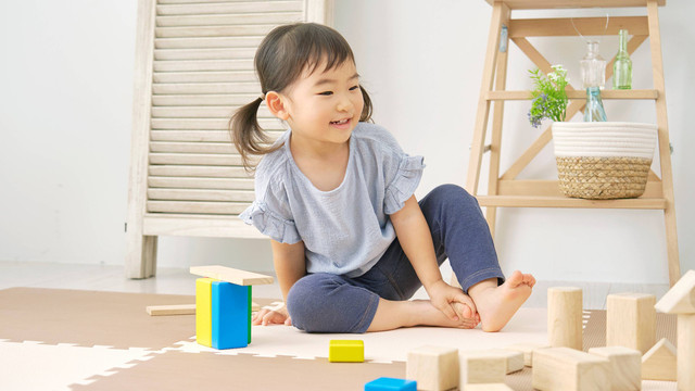 Seorang anak bermain menyusun balok kayu. Foto: siro46/Shutterstock