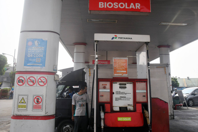 Petugas SPBU mengisi BBM jenis solar subsidi di salahsatu SPBU, Kota Bogor, Jawa Barat, Kamis (25/5/2023). Foto: ANTARA FOTO/Arif Firmansyah