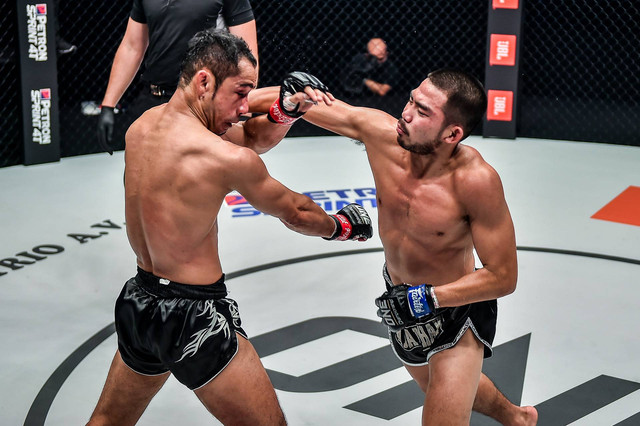 Sam-A Gaiyanghadao (kiri) dan Prajanchai Pk Saenchai bertukar serangan dalam pertemuan pertama mereka di ONE Championship. Foto: ONE Championship