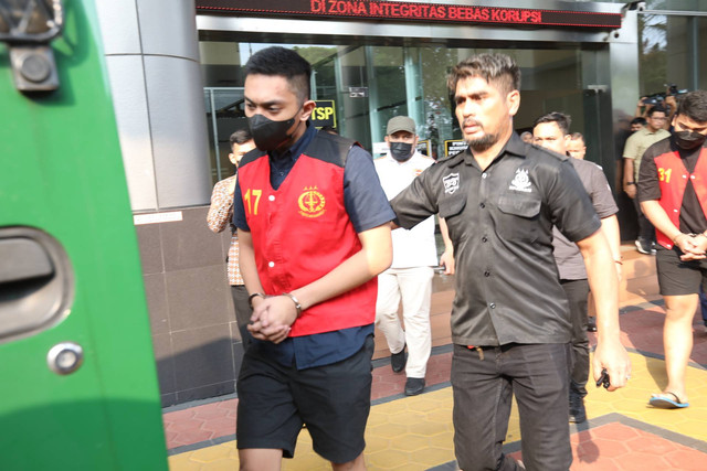Petugas membawa tersangka kasus penganiayaan David Ozora, Mario Dandy Satriyo dan Shane Lukas keluar dari Kejaksaan Negeri Jakarta Selatan, Jumat (26/5/2023). Foto: Fitra Andrianto/kumparan