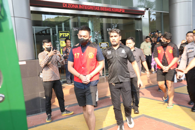 Tersangka kasus penganiayaan David Ozora, Mario Dandy Satriyo dan Shane Lukas keluar dari Kejaksaan Negeri Jakarta Selatan dengan mengenakan rompi kejaksaan dan dibawa ke Rutan Kelas 1 Cipinang, Jumat (26/5/2023). Foto: Fitra Andrianto/kumparan