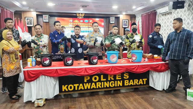 Kapolres Kobar AKBP Bayu Wicaksono bersama sejumlah unsur Forkopimda Kobar dan instansi terkait memusnahkan narkoba jenis sabu seberat lebih dari 5 kilogram di aula Satya Haprabu, Jumat (26/5/2023). Foto: Lukman Hakim/InfoPBUN