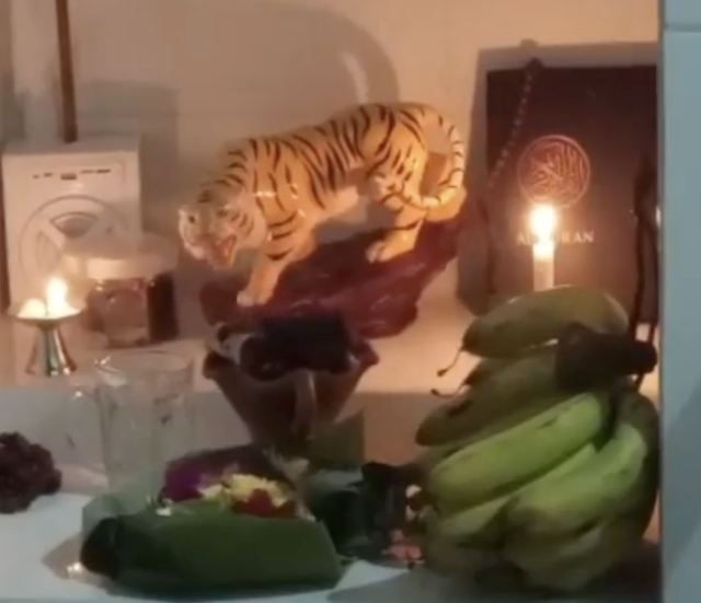 Potongan video yang memperlihatkan Alquran di antara sesajen. Dok: Ist.