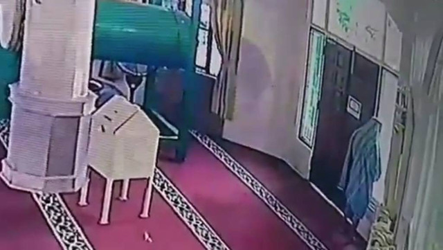 Potongan rekaman CCTV maling kotak amal masjid di Lubuklinggau. (ist)