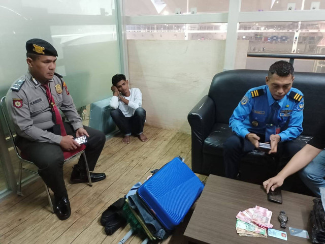 Pihak Bandara Kualanamu mengamankan salah seorang calon penumpang usai ketahuan membawa 2.112 gram sabu-sabu. Foto: Bandara Kualanamu
