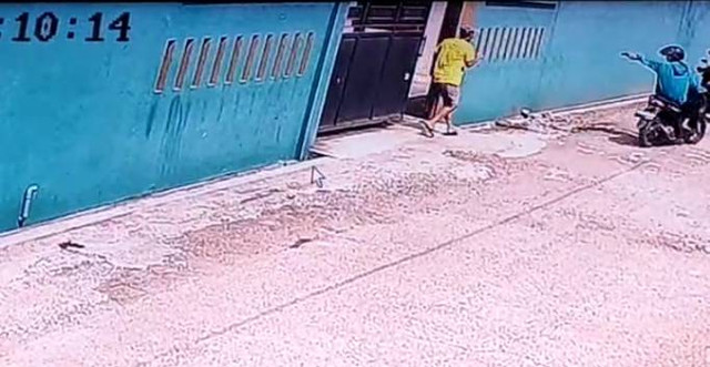 Aksi pencuri sepeda motor di Bekasi terekam kamera pengawas cctv. Foto: Dok. Istimewa