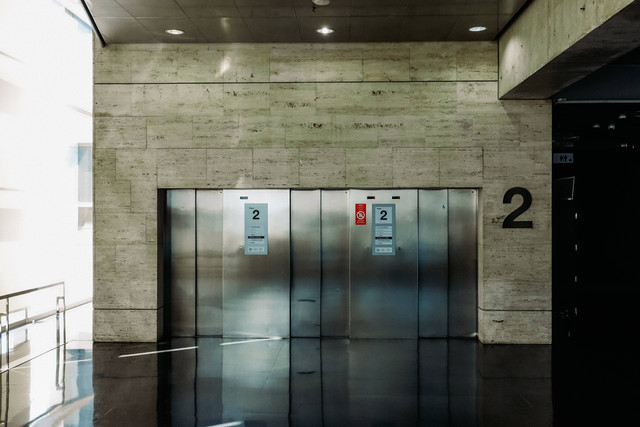   Cara Mengunakan Lift , Unsplash/Izhak Agency
