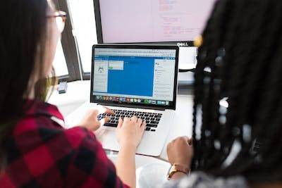 Ilustrasi Cara Cek Nomor KK Online. Foto: pexel.com.