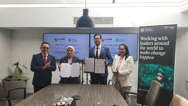 MenPANRB Abdullah Azwar Anas menyaksikan penandatanganan surat minat kerjasama (Letter of Intent/LoI) dengan Tony Blair Institute of Global Change (TBI) di Kantor Pusat TBI London, Inggris, Jumat (26/5/2023). Foto: Dok. KemenPANRB