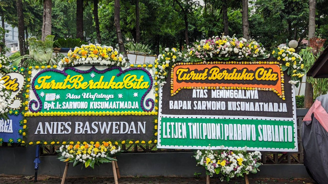 Suasana rumah duka Sarwono Kusumaatmadja di Jalan Balitung III, Kebayoran Baru, Jakarta Selatan, Sabtu (27/5).  Foto: Jonathan Devin/kumparan