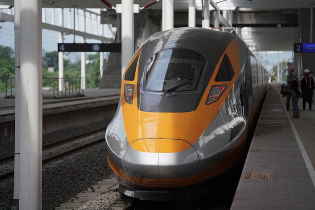 Kereta Inspeksi Kereta Cepat Jakarta Bandung (KCJB) atau Comprehensive Inspection Train yang tengah Testing & Commissioning untuk memastikan kesiapan sarana dan prasarana kereta, Sabtu (27/5/2023). Foto: Dok KCIC