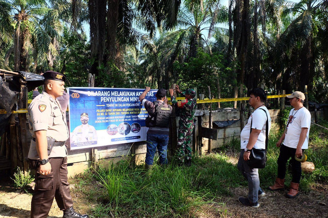 Tim gabungan saat menyegel  sumur minyak maupun pemilik ilegal refinery di wilayah Kelurahan Keluang, Muba, Foto : Istimewa