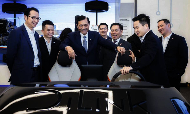 Menteri Koordinator Bidang Kemaritiman dan Investasi, Luhut B. Pandjaitan, menghadiri penandatanganan Nota Kesepahaman (Memorandum of Understanding/MoU) antara Republik Indonesia dengan Raksasa Mobil Listrik BYD di Shenzhen, Tiongkok. Foto: Dok. Kemenko Marves