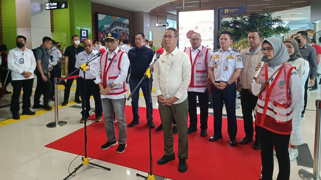 Menteri Perhubungan Budi Karya Sumadi saat melakukan peninjauan sarana dan prasarana kereta api bandara dari dan menuju Bandara Soekarno-Hatta, di Stasiun BNI City, Jakarta, Minggu (28/5/2023). Foto: Akbar Maulana/kumparan