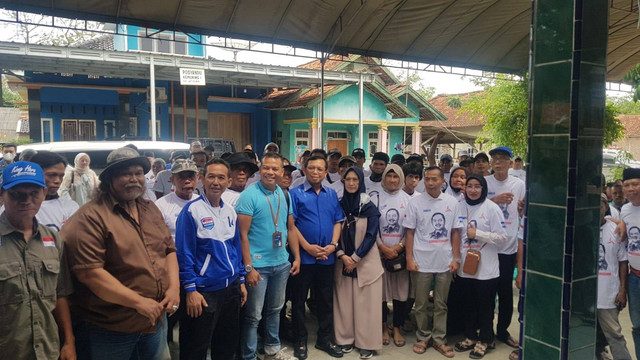 Anggota DPR RI dari komisi VI, Dr.Ir. H. E Herman Khaeron, M.Si saat melakukan kunjungan kerja dengan kelompok tani kemitraan PT Rajawali Nusantara Indonesia (RNI) unit Jatitujuh di desa Jatisura, kecamatan Cikedung, Kabupaten Indramayu, Jawa Barat pada Minggu (28/5/2023). Foto: Tomi Indra