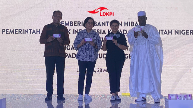 Menteri Keuangan Sri Mulyani, Menteri Luar Negeri Reto Marsudi, Duta Besar Nigeria Usman Ogah, saat pengiriman vaksin pentavalen ke Nigeria di kantor Bea Cukai Soekarno-Hatta, Minggu (28/5/2023). Foto: Alfadillah/kumparan