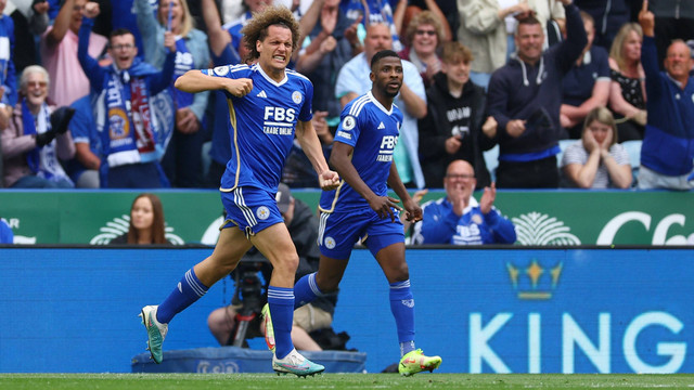 Wout Faes (kiri) dan Kelechi Iheanacho saat laga Leicester City vs West Ham United di King Power Stadium dalam pekan terakhir Liga Inggris 2022/23 pada 28 Mei 2023. Foto: REUTERS/Molly Darlington