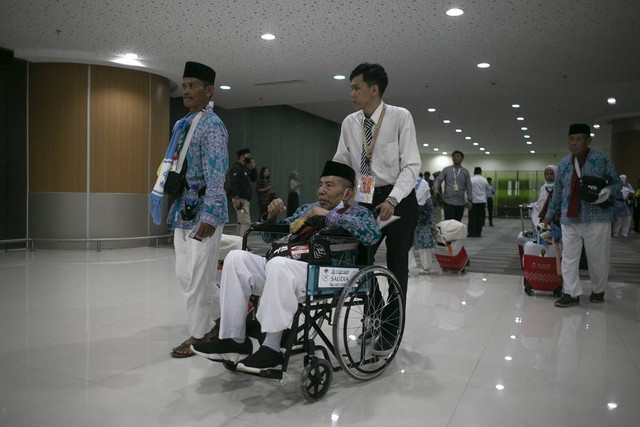 Jamaah calon haji bersiap untuk melakukan penerbangan perdana dari bandara BIJB Kertajati, Majalengka, Minggu (28/5/2023) malam. Foto: ANTARA FOTO/Dedhez Anggara