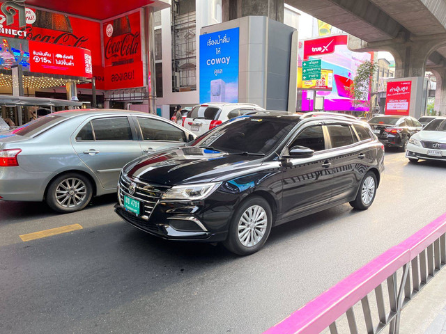 Salah satu mobil listrik yang beredar di jalanan Thailand. (MG 5 EV) Foto: Sena Pratama/kumparan