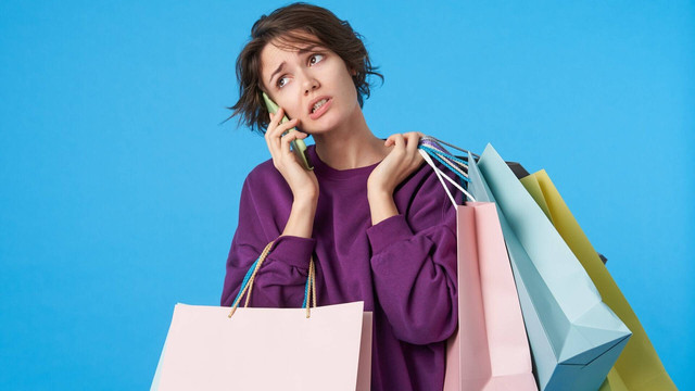 Ilustrasi belanja (sumber: <a href="https://www.freepik.com/free-photo/young-attractive-dark-haired-woman-with-short-haircut-with-lot-shopping-bags_12699460.htm#page=2&query=shock%20after%20shopping&position=38&from_view=search&track=ais">Image by nakaridore</a> on Freepik)