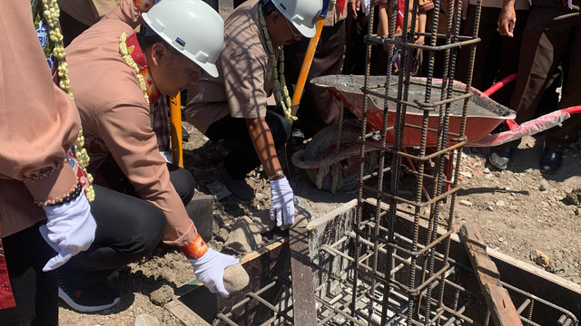 Peletakan batu pertama pembangunan gedung Kwartir Cabang Kota Surabaya pada Sabtu (21/5/2023).