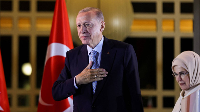 Tayyip Erdogan didampingi istrinya Emine Erdogan, menyapa para pendukungnya di Ankara, Turki pada Minggu (28/5). Foto: Umit Bektas/REUTERS