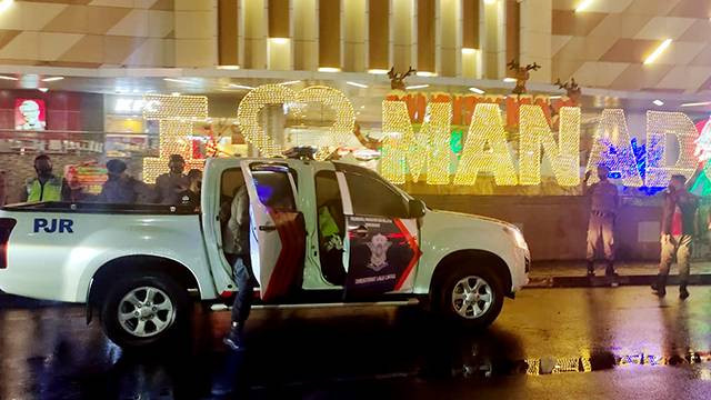 Pihak kepolisian melakukan patroli di jalan Boulevard Manado, Sulawesi Utara.