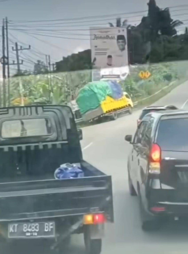 Truk tak kuat menanjak di Samarinda. Foto: dok. Instagram/tangerangupdatecom