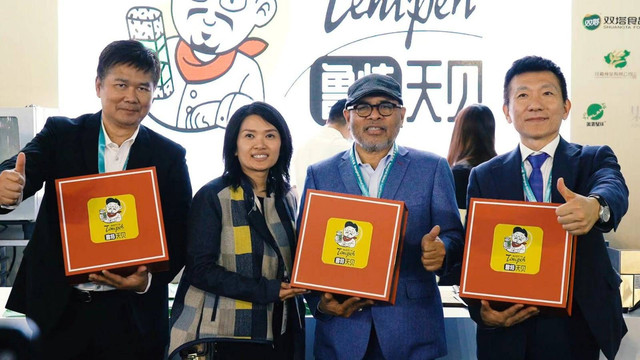 Kiri - Kanan: Denny W. Kurnia (Kosul Jenderal RI Shanghai), Venny Haryanti (CEO Seastar Food Ptd.), Djauhari Oratmangun (Dubes RI Beijing), dan Larry Lee CEO China Plant-Based Foods Association). (Sumber: Rusto's Tempe)