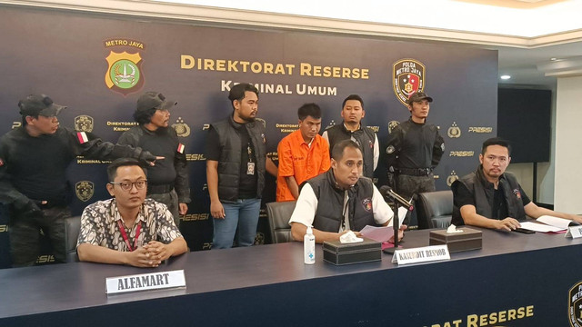 Polisi menunjukkan tersangka dan barang bukti perampok bersenpi yang beraksi di Alfamart Jaksel. Foto: Thomas Bosco/kumparan