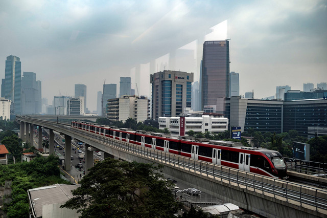 Lintas Raya Terpadu (LRT) Jakarta-Bogor-Depok-Bekasi (Jabodebek) melintas di jalur LRT kawasan Jalan Gatot Subroto, Jakarta, Senin (29/5/2023). Foto: Aprillio Akbar/ANTARA FOTO