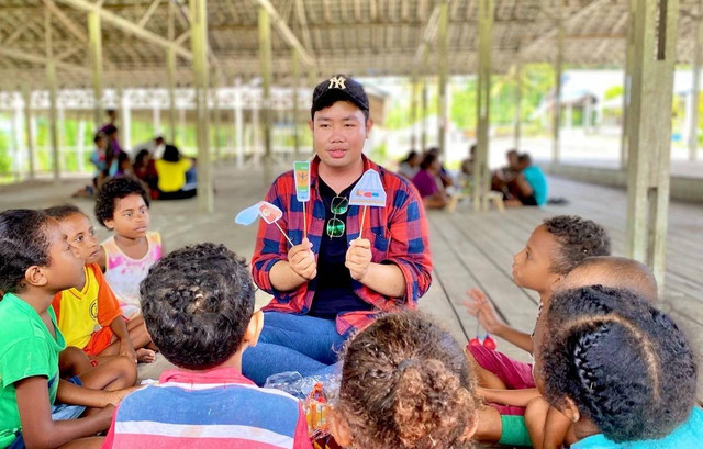 Penerima apresiasi Semangat Astra Terpadu Untuk (SATU) Indonesia Awards tahun 2022 Bidang Pendidikan Bhrisco Jordy Dudi Padatu mendidik anak-anak di Pulau Mansinam. Foto: dok. Astra