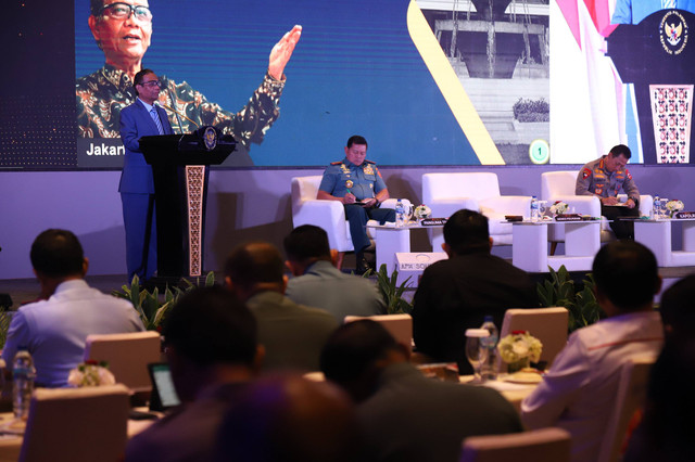 Menko Polhukam Mahfud MD bersama Panglima TNI, dan Kapolri dalam Rapat Koordinasi Sinergisitas Pemerintah Dalam Menjaga Stabilitas Politik Dan Keamanan untuk menyukseskan Pemilu Tahun 2024 di The Westin, Jakarta, Senin (29/5/2023).
Foto: Jamal Ramadhan/kumparan
