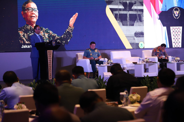 Menko Polhukam Mahfud MD bersama Panglima TNI, dan Kapolri dalam Rapat Koordinasi Sinergisitas Pemerintah Dalam Menjaga Stabilitas Politik Dan Keamanan untuk menyukseskan Pemilu Tahun 2024 di The Westin, Jakarta, Senin (29/5/2023).
 Foto: Jamal Ramadhan/kumparan