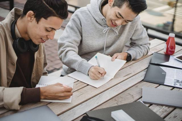 Ilustrasi Cara Menulis Essay dengan Baik dan Benar, Foto: Pexels.