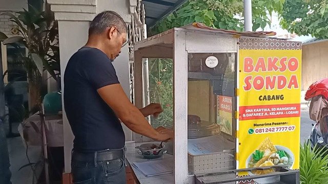 Eks Dirut bank yang kini jadi tukang bakso di Makassar, Dalmasius Panggalo meminta pertongan presiden. Foto: Dok. Istimewa