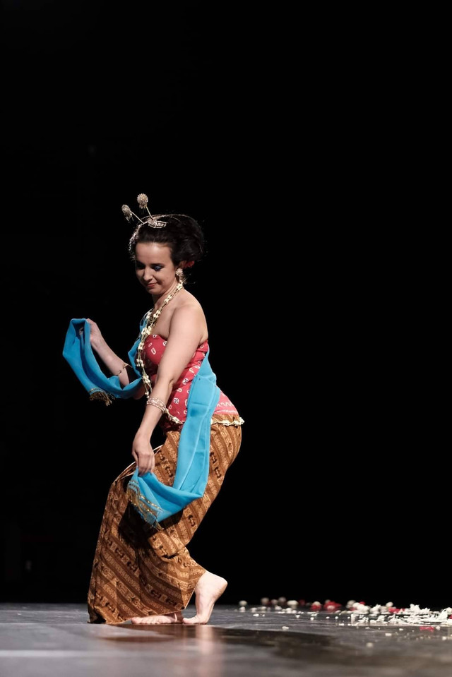 Veronika Kis, Sahabat Indonesia di Hongaria yang apik menarikan tari Gambyong Pareanom, tarian asal Jawa Tengah di Budapest National Theater tahun 2022. | Foto: dokumentasi pribadi