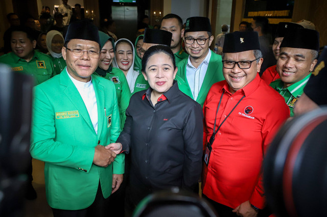 Plt Ketua Partai Persatuan Pembangunan (PPP) Muhammad Mardiono didampingi Sekjen PPP Arwani Thomafi menerima kunjungan Ketua DPP Partai Demokrasi Indonesia Perjuangan (PDIP) Puan Maharani didampingi Sekjen PDIP Hasto Kristiyanto. Foto: Jamal Ramadhan/kumparan